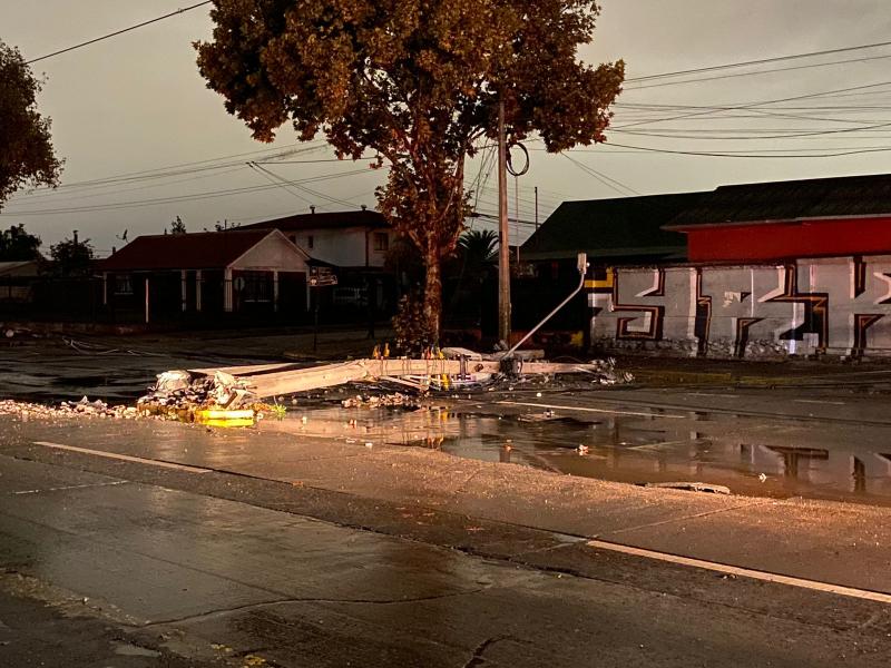 Chofer se dio a la fuga: Automóvil impacta y bota tres postes en El Bosque