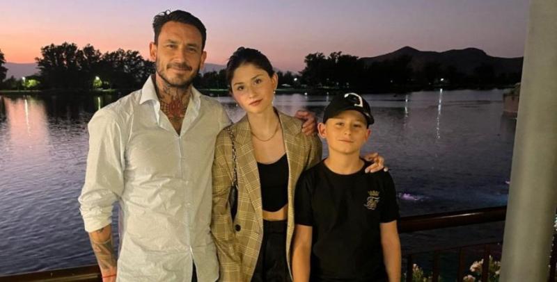 Mauricio Pinilla con sus hijos.