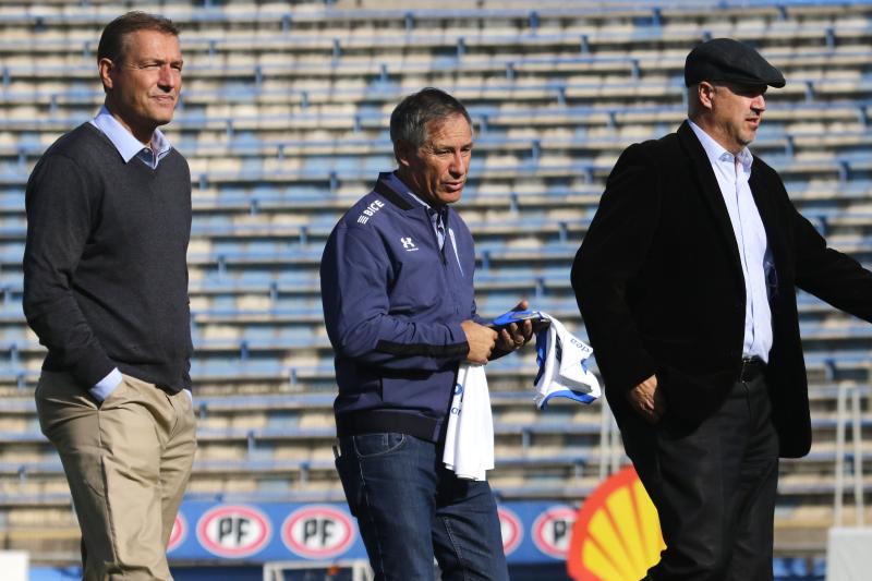 Ariel Holan y el 'Tati' Buljubasich estarían distanciados en la UC. (Photosport)
