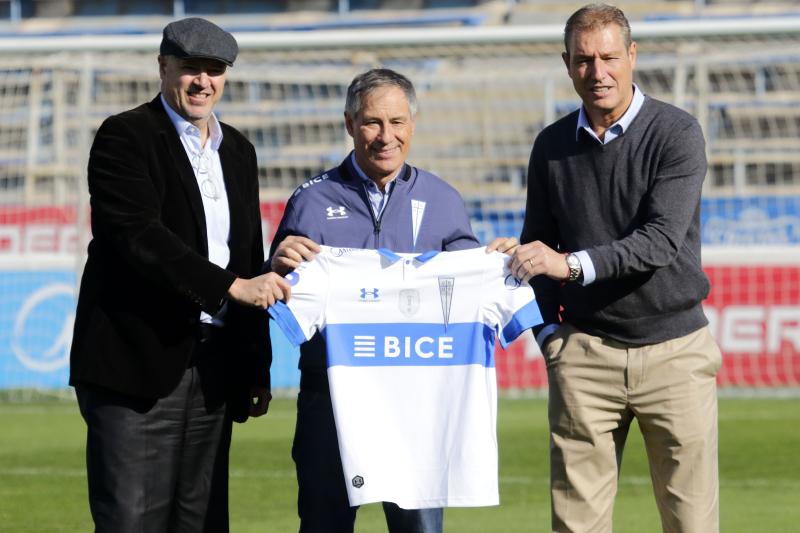 Juan Tagle, Ariel Holan y 'Tati' Buljubasich en la llegada del DT a la UC. (Photosport)