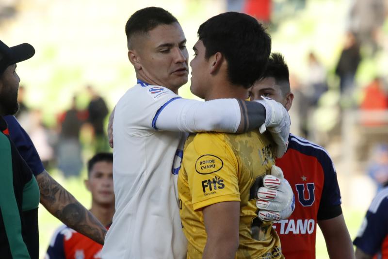 Cristóbal Campos se acercó al portero de Chimbarongo para felicitarlo.