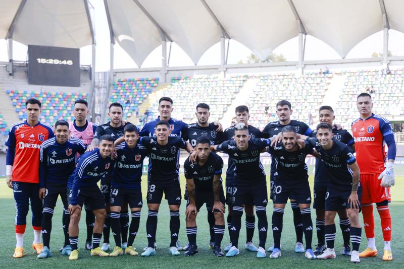 En la U homenajearon a Leonel Sánchez con camiseta negra. / Photosport