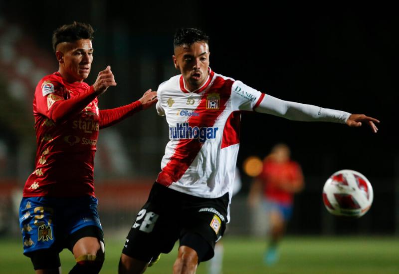 Unión Española consiguió una valiosa victoria en Curicó. Crédito: Photosport.