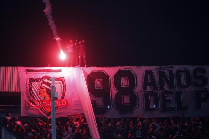 Se contabilizaron 20 bengalas encendidas en el duelo entre Colo Colo y Monagas.