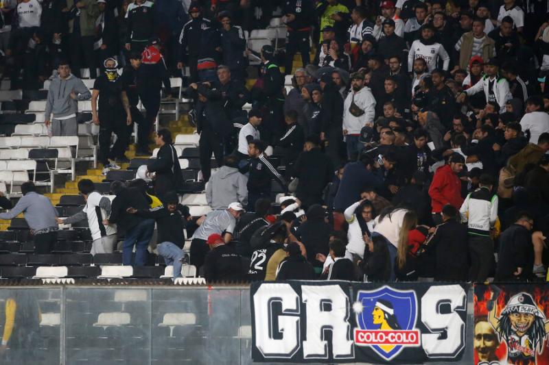 Los hinchas de Colo Colo se enfrentaron en el estadio Monumental. Imagen: Photosport.
