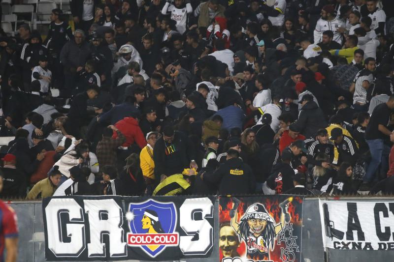 Graves incidentes de hinchas de Colo Colo en el Monumental - Photosport