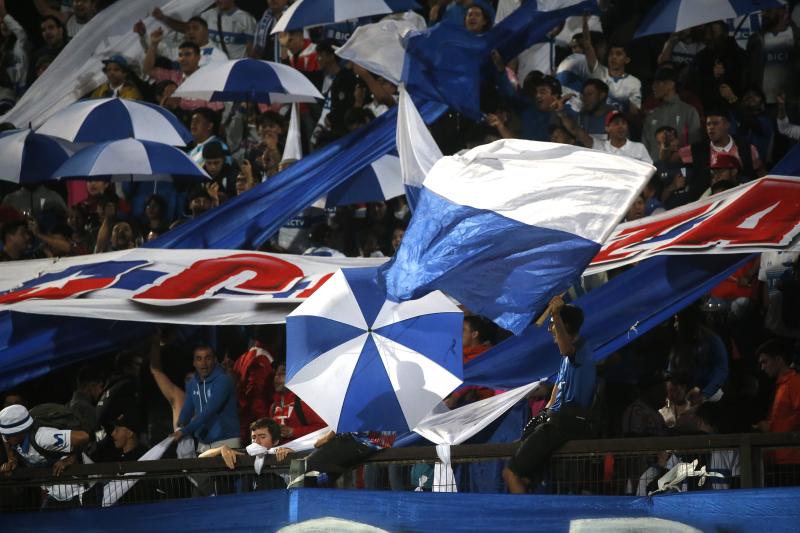 La UC pidió ayuda para identificar a hincha que se quedó con un balón. / Photosport