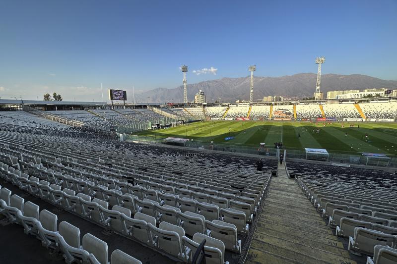 Colo Colo tuvo que recibir a Palestino sin hinchas en el estadio Monumental.