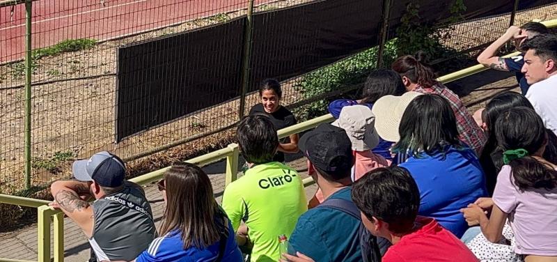 Yessenia López en el estadio Santiago Bueras viendo a la U. Foto: Radio Portales.