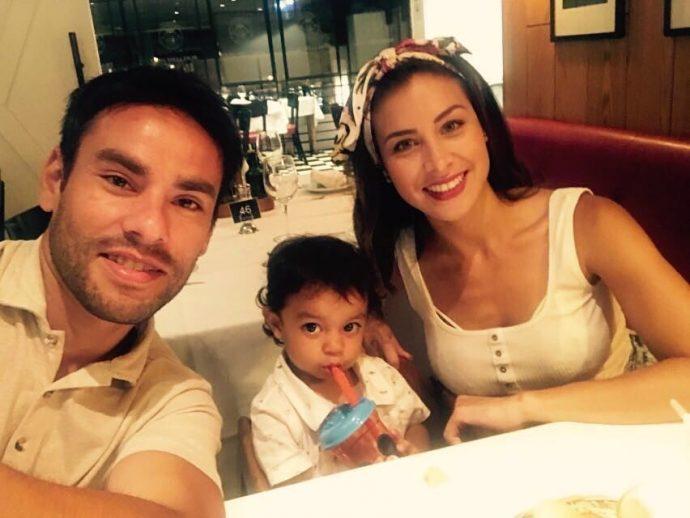 Sabrina Sosa y Claudio Valdivia con su hija.