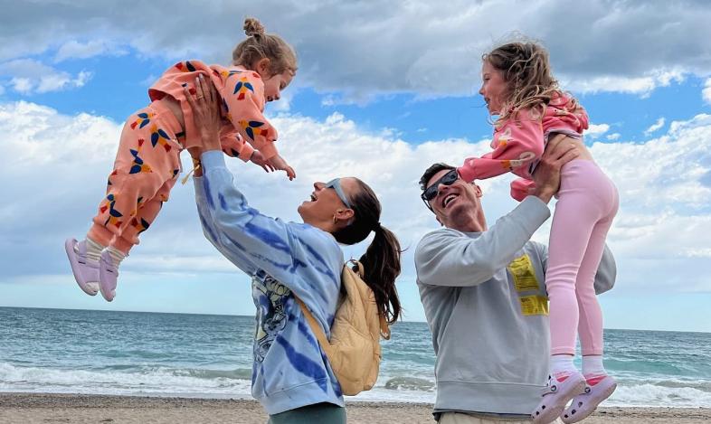 Robert Lewandowski junto a sus esposa y dos hijas. (@Annalewandowska)