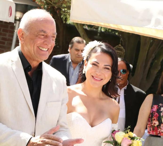 Papá de Nicolás Massú junto a su esposa 28 años menor. (@jimenitafredes)