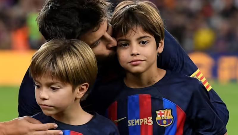 Gerard Piqué junto a sus hijos Sasha y Milán.