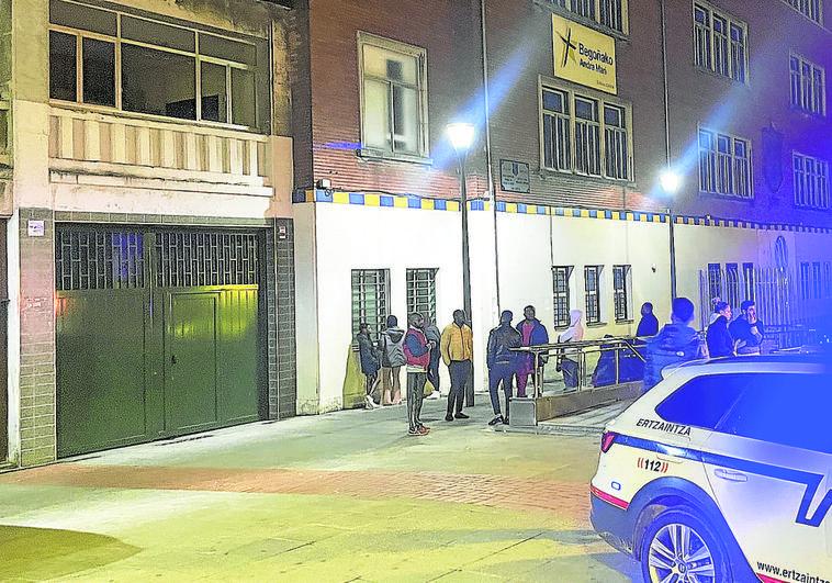 Los familiares del niño que falleció por un pelotazo se congregaron en el lugar. Luis Ángel Gómez (El Correo)
