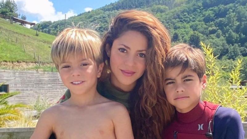 Shakira junto a sus dos hijos Sasha y Milan. (@Shakira)
