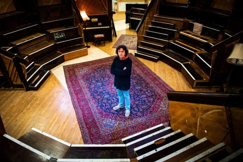 En Escocia, un músico rescata pianos de la basura y les encuentra un hogar