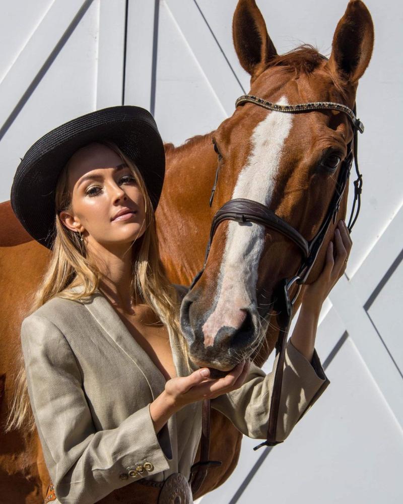 Sienna Weir, finalista del Miss Universo Australia 2022, practicaba equitación - Instagram
