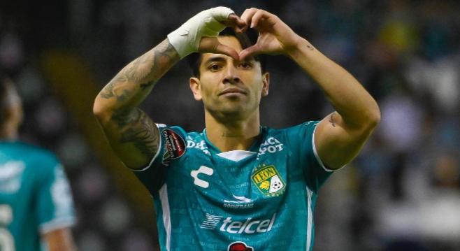 Víctor Dávila se ilusiona con el trofeo de la Concachampions. Crédito: @victordavila07.