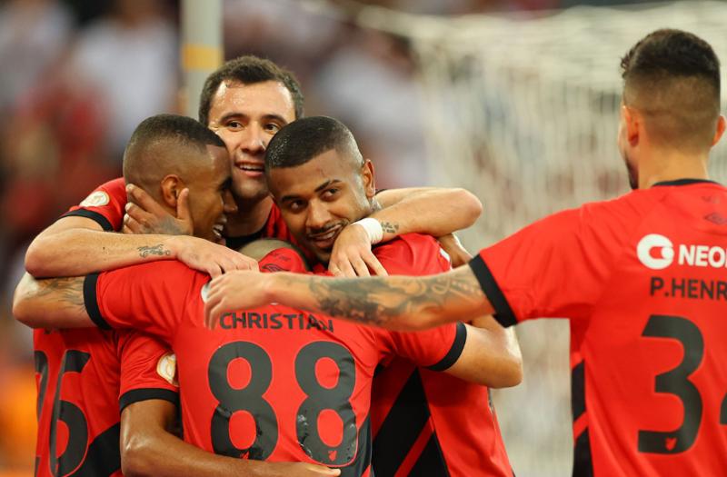 Flamengo cayó ante Athletico Paranaense y se complicó en el Brasileirao. Crédito: @AthleticoPR