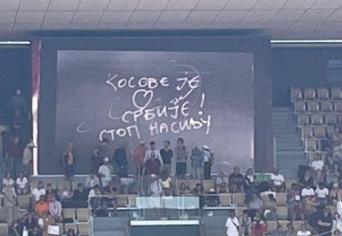 Novak Djokovic escribió polémico mensaje en la cámara de la transmisión de Roland Garros.