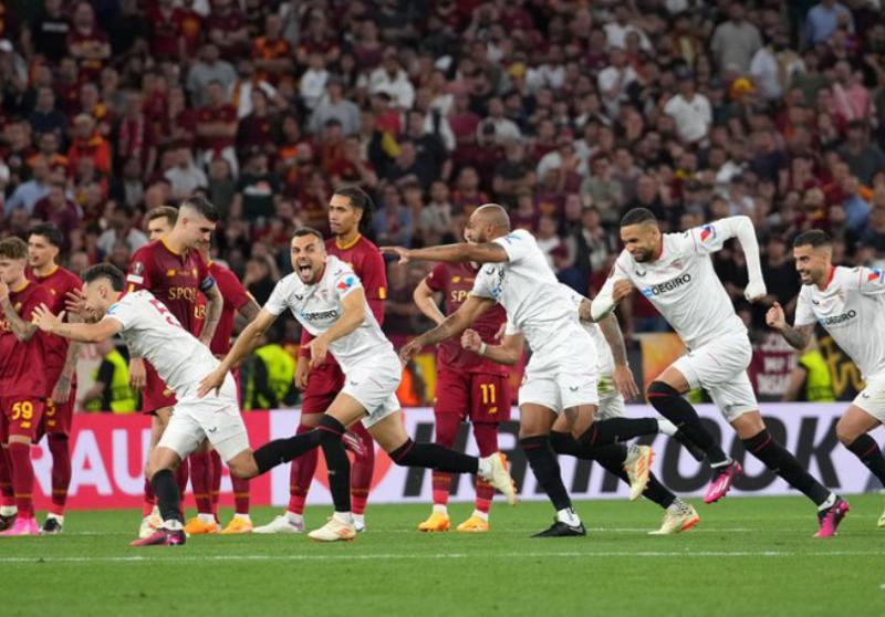Sevilla alzó su séptimo trofeo en la UEFA Europa League. Crédito: @SevillaFC