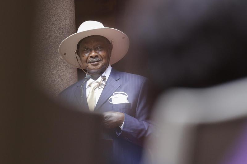 AFP - El Presidente Museveni intentó eliminar la "homosexualidad agravada" del proyecto