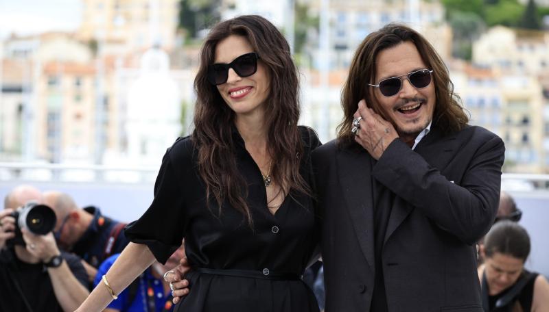 Johnny Depp junto a la directora y actriz Maïwenn