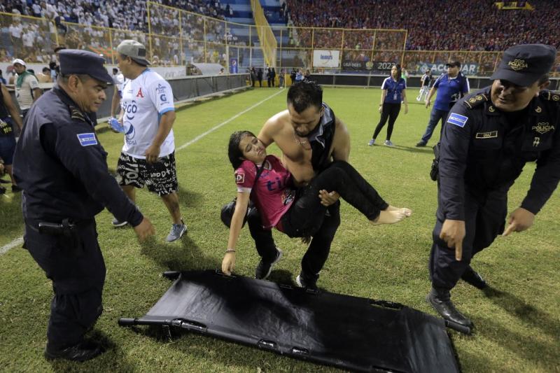 Doce muertos en estampida en estadio de El Salvador