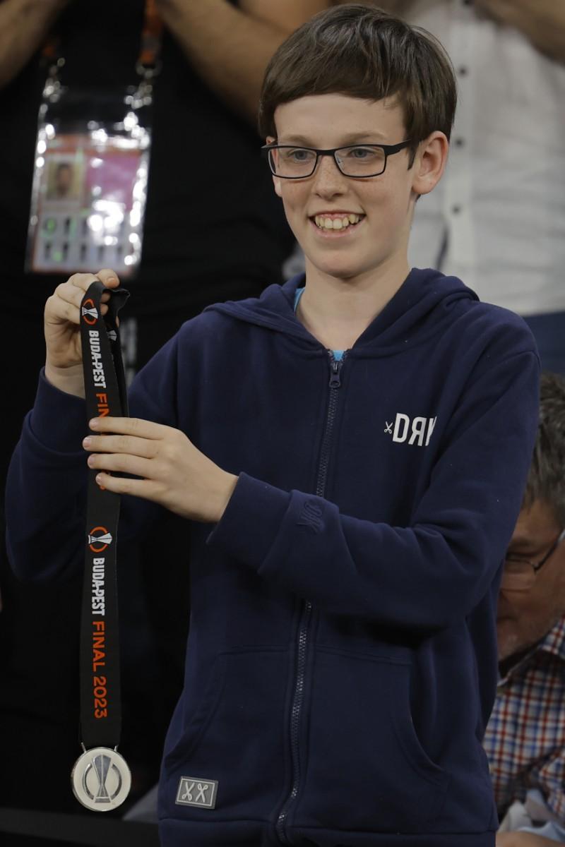 AFP - Niño se queda con la medalla de plata de José Mourinho tras perder la Europa League