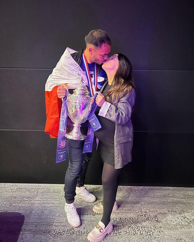 Gabriel Suazo celebrando su título junto a su esposa (Instagram)