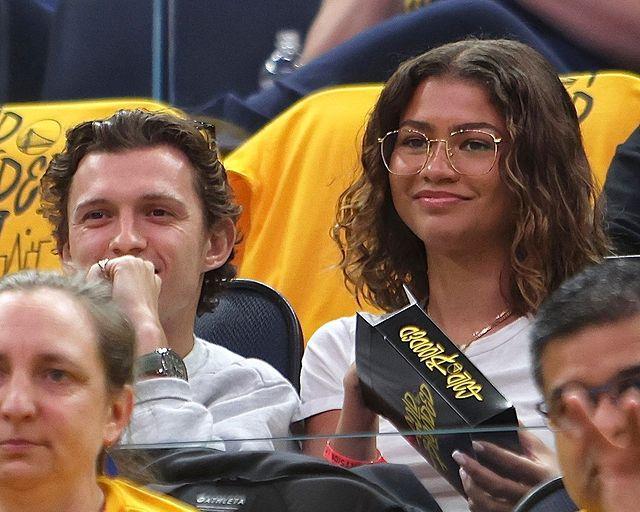 Zendaya y Tom Holland en el partido de los Golden State Warriors vs Los Angeles Lakers.