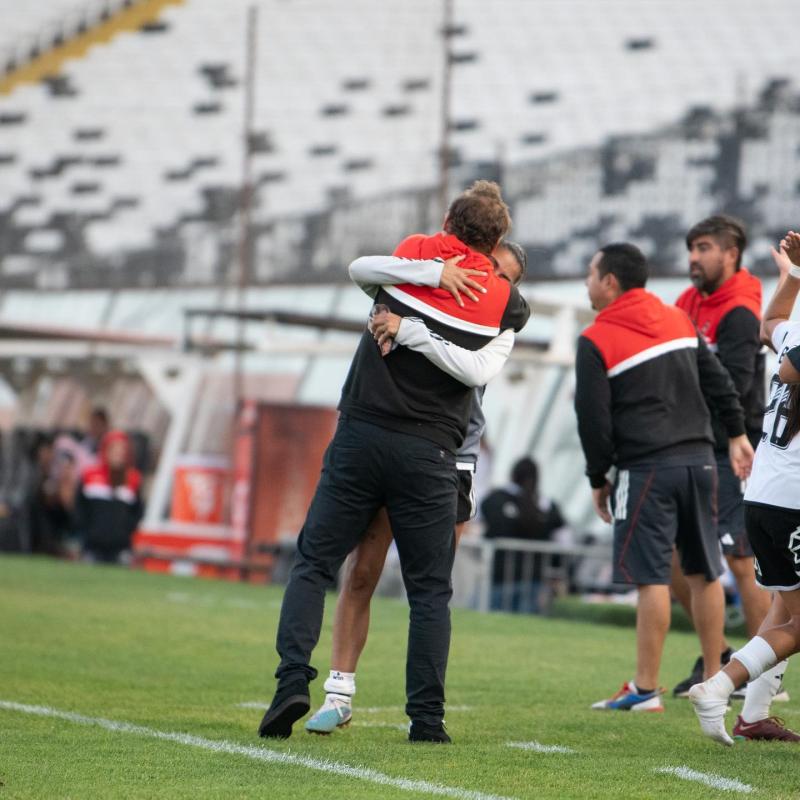 El plantel de Colo Colo le dedicó la victoria a Luis Mena.