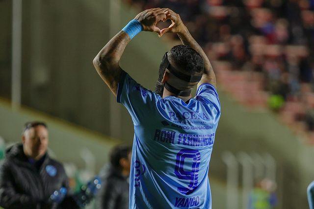 Ronnie Fernández celebrando uno de sus goles (Foto: Club Bolivar)