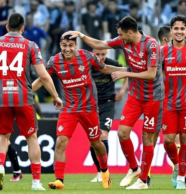 Pablo Galdames celebrando su primer gol con el Cremonese.