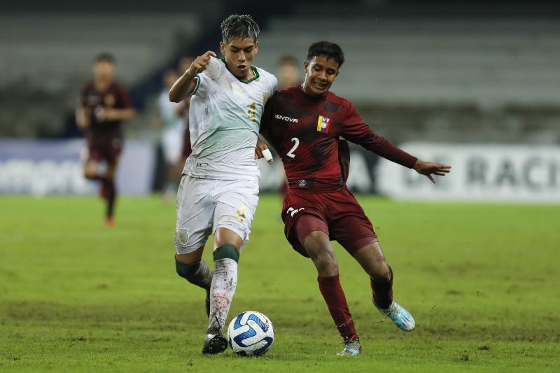 Leenhan Romero firmó su primer contrato profesional con la UC. Crédito: Conmebol.