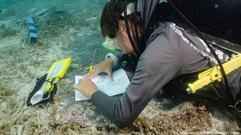 Aqueólogos estudian la tumba de John Greer encontrada bajo el agua.