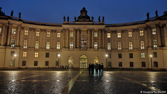 Deutsche Welle - Bebelplatz (antigua Opernplatz), lugar de la quema de libros de Berlín en 1933 por los nazis.