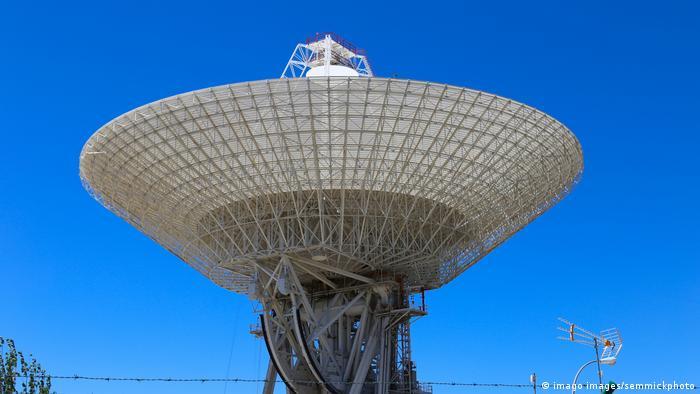 Deutsche Welle - El Complejo de Comunicaciones de Espacio Profundo de Madrid es una estación terrestre situada en España. Forma parte de la Red de Espacio Profundo de la NASA para comunicarse con naves espaciales.