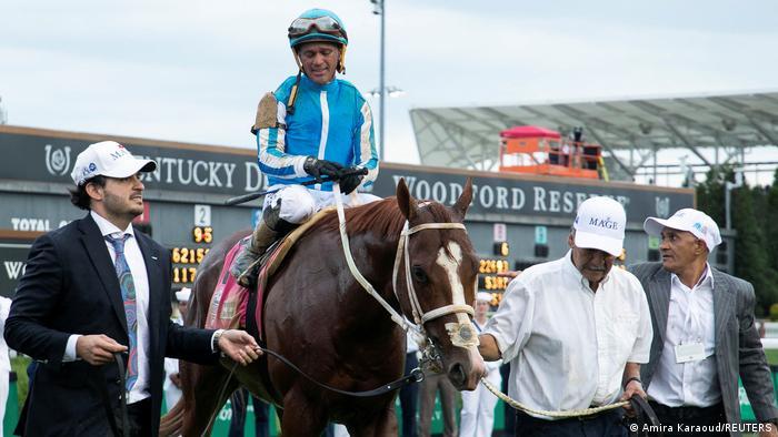 Jinete venezolano gana Derby de Kentucky en el que murieron 7 caballos