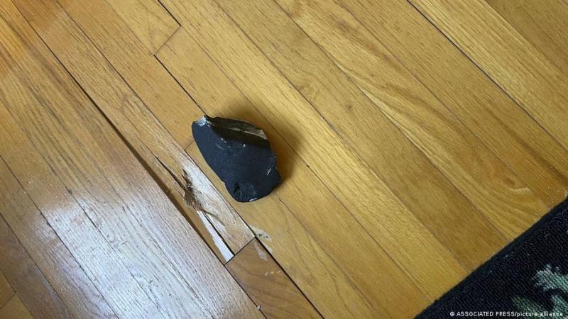 Esta imagen facilitada por el Departamento de Policía de Hopewell muestra un objeto metálico que se cree que es un meteorito sobre un suelo de madera en una residencia de Hopewell, Nueva Jersey.