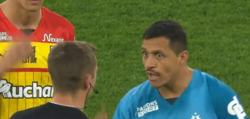 Alexis Sánchez se enojó por la polémica jugada en Francia. Imagen: Pantallazo.