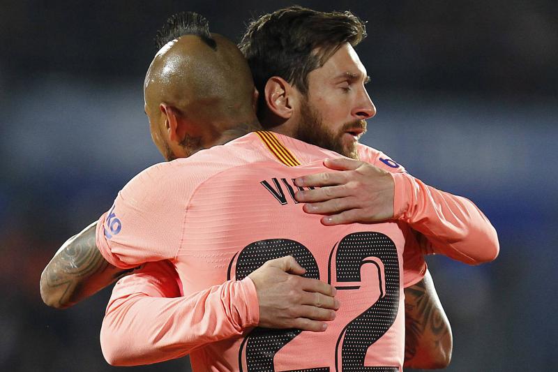 Lionel Messi junto a Arturo Vidal en FC Barcelona. (Agencia Uno)
