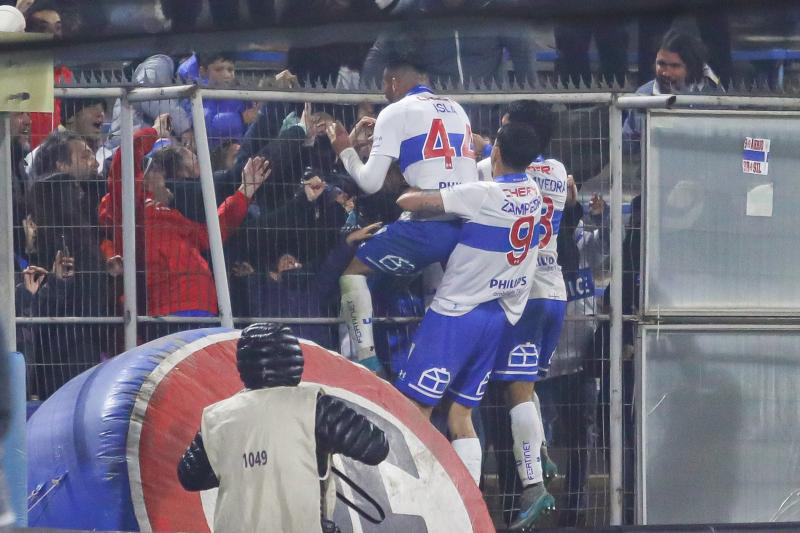 Mauricio Isla jugó su primer partido en el fútbol chileno con la camiseta de la UC - Agencia UNO