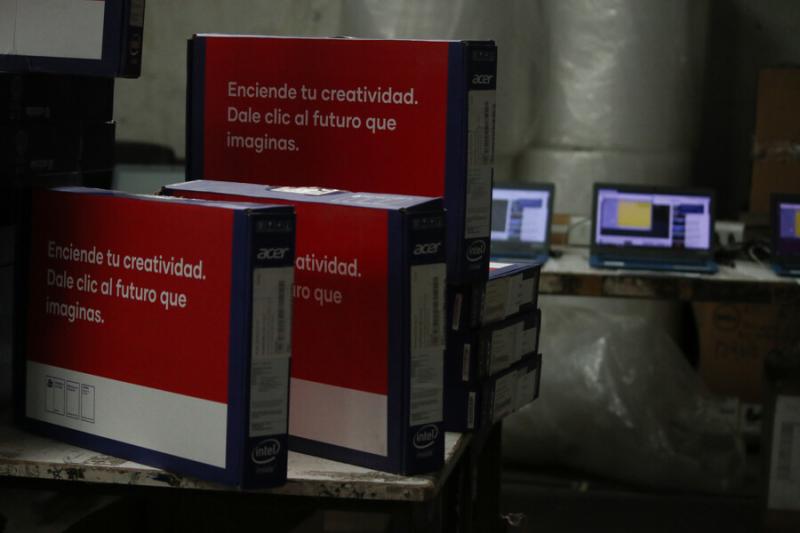 Agencia Uno - Entrega de computadores Becas TIC