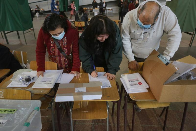 Agencia Uno - Vocales de mesa en la previa del conteo de votos