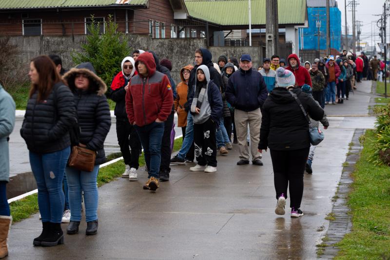 Agencia Uno - Fila de personas excusándose de votar horas antes de los resultados de la elección de consejeros constitucionales