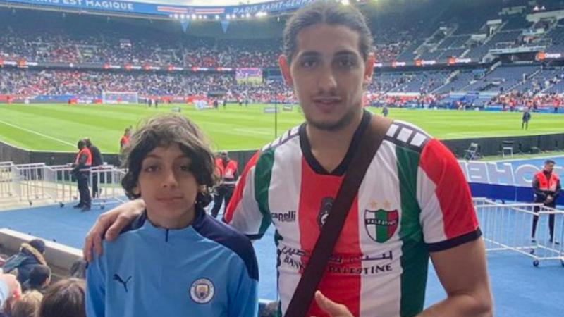 Hincha que vestía la camiseta de Palestino fue expulsado del estadio del PSG. (Twitter)