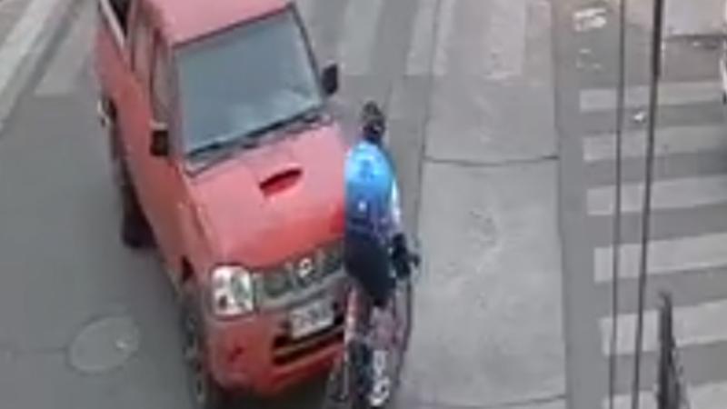 El momento en que Felipe Pizarro fue colisionado por una camioneta. (Captura de Pantalla)