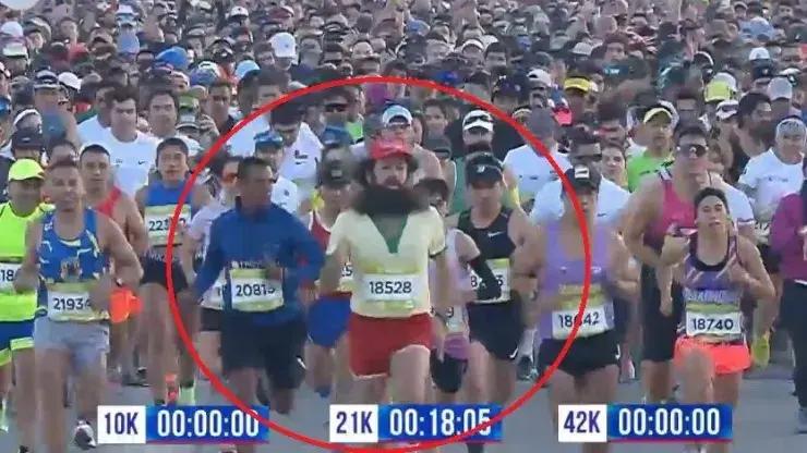 Forrest Gump chileno la rompió en la Maratón de Santiago. Imagen: Pantallazo.
