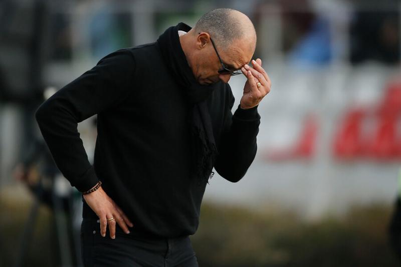 Hinchas de Peñarol exigen la salida de Alfredo Arias. Crédito: Photosport.